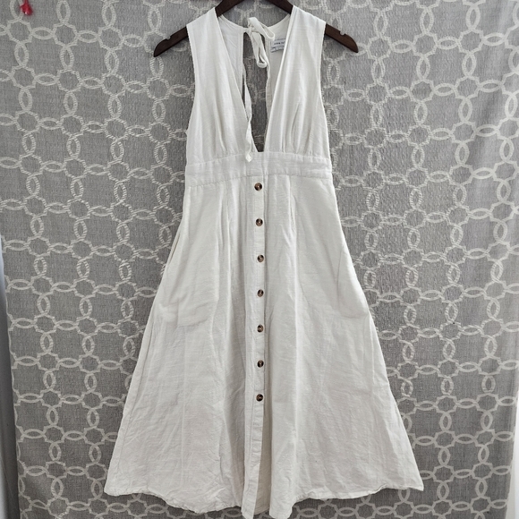 Urban Outfitters Dresses & Skirts - Urban Outfitters Size 6 Midi Dress White Sleeveless Tied Keyhole Back